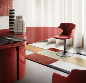 Table NVL rouge et chaises Flow slim MDF Italia